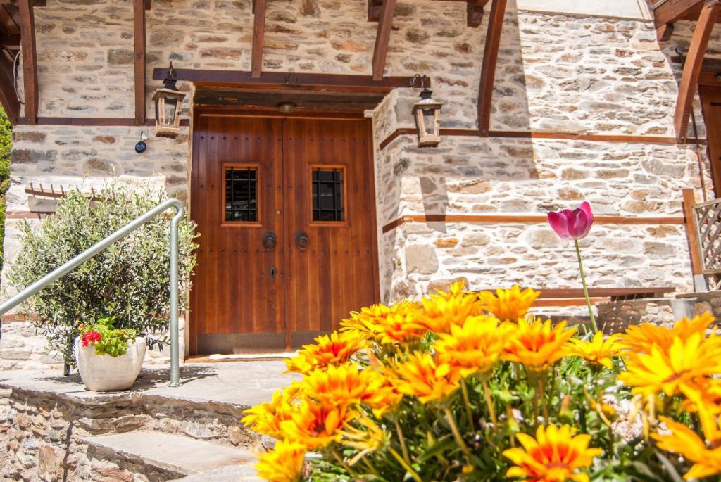 Viraggas Traditional Hotel Vrastama ภายนอก รูปภาพ